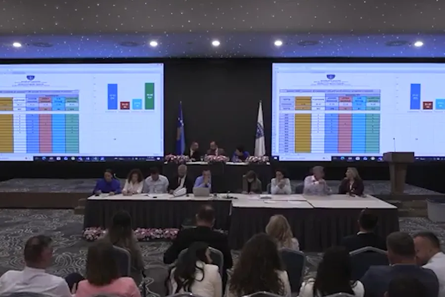 Gjyqtarët Valentina Sopjani dhe Agron Maxhuni zgjedhen anëtarë të KGK së Gjyqtarët Valentina Sopjani dhe Agron Maxhuni u zgjodhën nga sot anëtarë të Këshillit Gjyqësor të Kosovës nga radhët e Gjykatave Themelore E para që vjen nga Gjykata e   