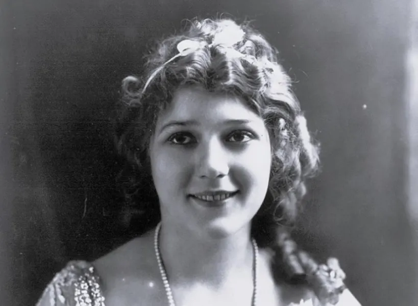 Aktorja e parë që nënshkroi kontratë në Hollywood Më 24 qershor 1916  Mary Pickford u bë aktorja e parë në Hollywood që nënshkroi një kontratë me vlerë prej një milion dollarësh  duke shënuar një moment historik në industrinë e filmit E lindur më   