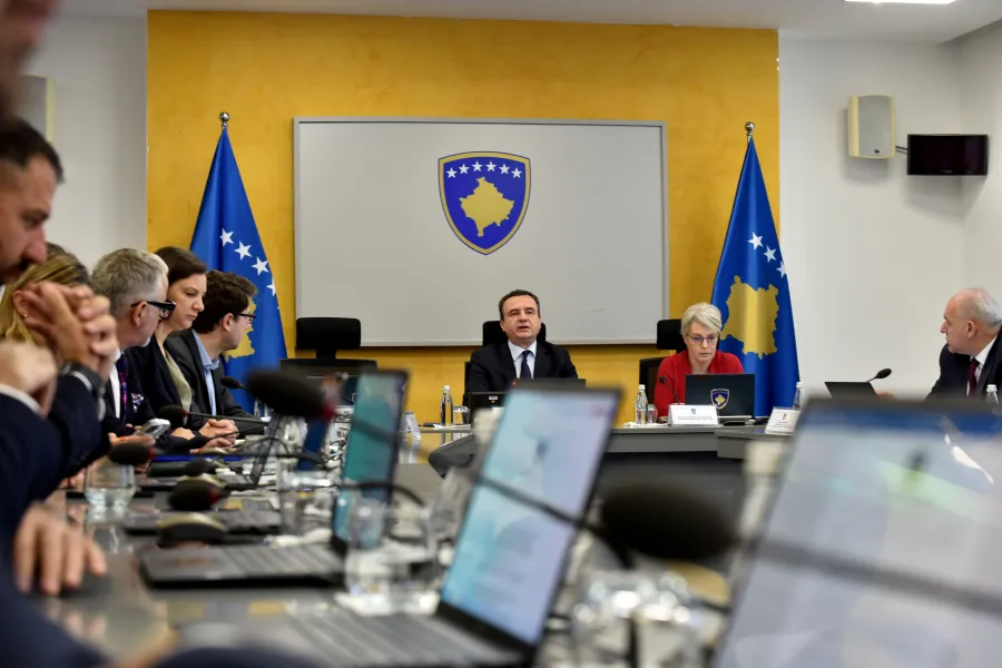 Qeveria ndan 200 mijë euro për blerjen e një gjeneratori për Burgun e Sigurisë së Lartë Qeveria e Kosovës në mbledhjen e mbajtur sot ka ndarë 200 mijë euro për blerjen e një gjeneratori të ri për Burgun e Sigurisë së Lartë Kryeministri në detyrë    
