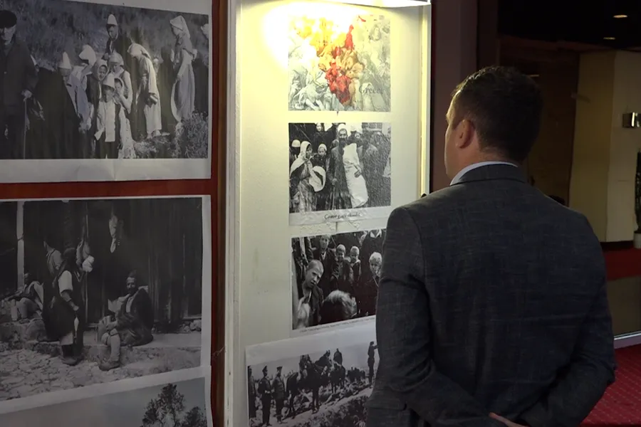  Nuk e harrojmë Çamërinë   nga Prishtina dërgohet mesazh në 82 vjetorin e gjenocidit grek Mes fotografive dhe dhimbjes u hap ekspozita që kujton 82 vjetorin e gjenocidit grek mbi popullsinë shqiptare të Çamërisë  Me fotografi po kujtohen të   