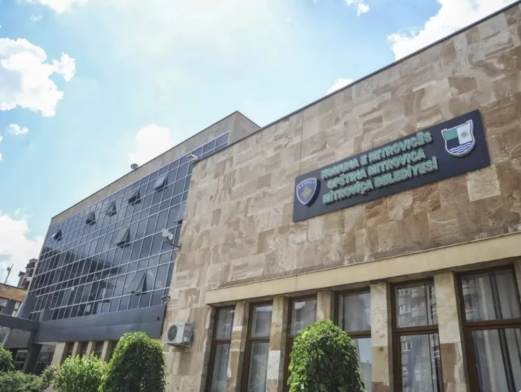 Komuna e Mitrovicës fillon projektin për mbulimin e qytetit me kamera sigurie Mitrovica e Jugut ka nisur instalimin e kamerave të sigurisë në qytet Këtë e ka bërë të ditur përmes një njoftimi në Facebook  kryetari i komunës së Mitrovicës së   