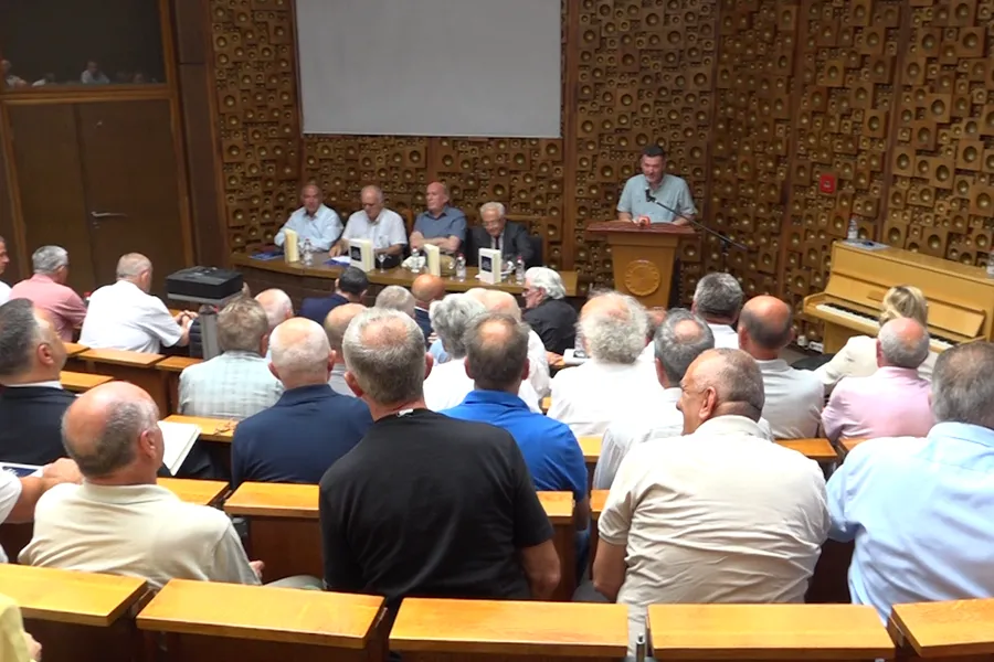 Promovohet libri i Ethem Çekut  dëshmon tradhtinë e xhonturqve ndaj shqiptarëve