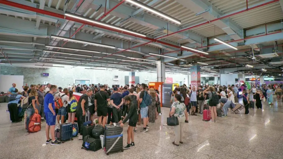 Fluks i lartë në Rinas  53 mijë pasagjerë kaluan aeroportin në 24 orë