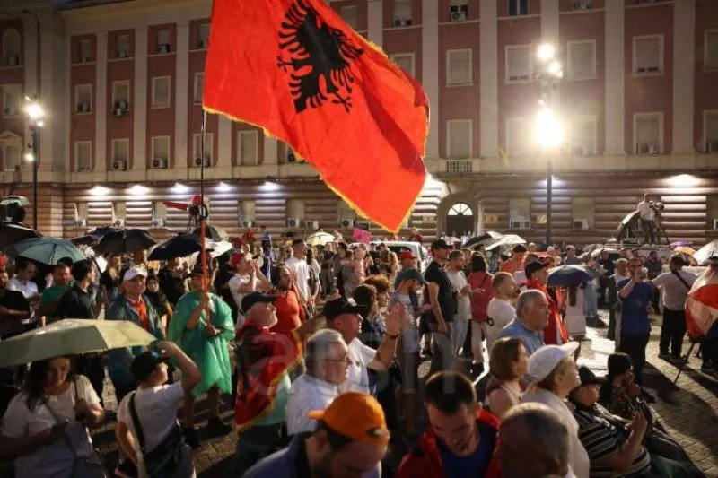 Protesta për Zvërnecin  në ditën e 25 të  kësaj here nën reshjet e shiut Në Tiranë u zhvillua pasditen e sotme protesta e 25 të kundër projektit turistik të planifikuar në Zvërnec ndërsa qytetarët u mblodhën sërish në sheshin  Skënderbej  dhe më   