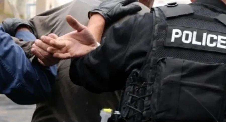 Arrestohet një 41 vjeçar në Ferizaj  dyshohet se sulmoi bashkëshorten Një 41 vjeçar është arrestuar në Ferizaj  pasi dyshohet se ka sulmuar fizikisht bashkëshorten e tij pas një mosmarrëveshjeje  të mërkurën mbrëma Ai u kap pasi paraprakisht    