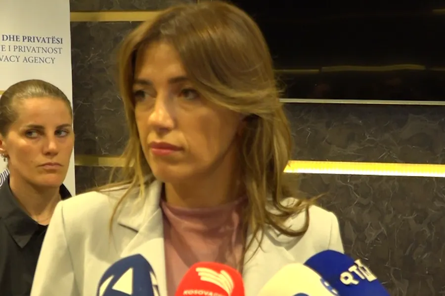 Haxhiu për gazin amerikan  S është çështje e përgjigjeve  po  ose  jo   duhen diskutime Ushtruesja e detyrës së presidentes  Albulena Haxhiu  ka thënë se çështja e gazit amerikan nuk është çështje e përgjigjeve  po  ose  jo  Haxhiu tha se për   