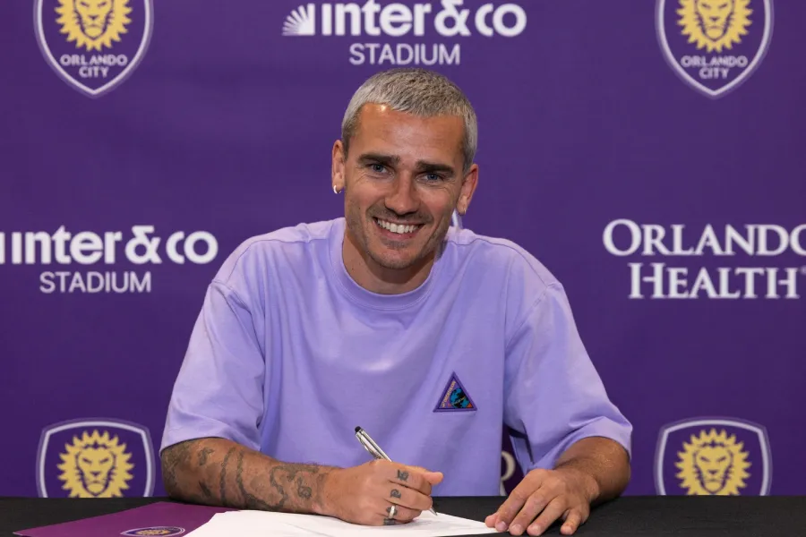 Griezmann zyrtarisht transferohet te Orlando City Antoine Griezmann është zyrtarisht lojtar i Orlando City SC  pas largimit nga Atlético Madrid në fund të sezonit të kaluar  raporton beIN Sports Sulmuesi francez kishte arritur marrëveshje   