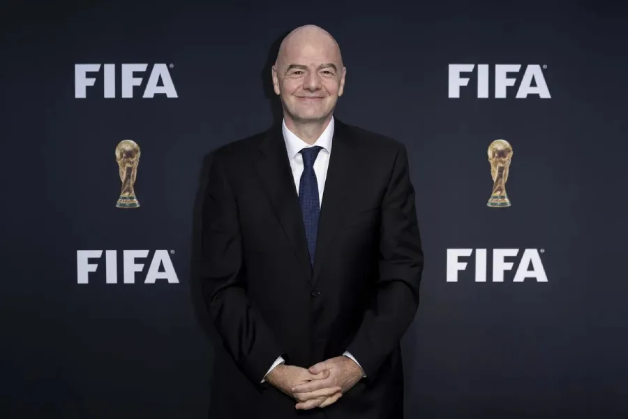 Ja se sa paguhet Infantino nga FIFA Presidenti i FIFA s  Gianni Infantino  ka përfituar një paketë pagese prej rreth 6 milionë dollarësh gjatë vitit 2025  sipas të dhënave financiare të publikuara nga vetë FIFA Sipas raportit  paga bazë vjetore e   