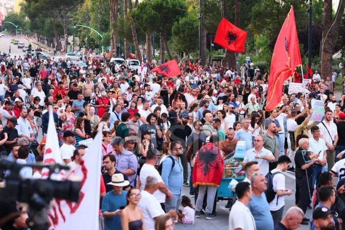 Protesta e 26 të radhazi për Zvërnecin në Tiranë Edhe pasditen e sotme protestuesit u mblodhën në sheshin  Skënderbej  për të marshuar më pas drejt bulevardit  Dëshmorët e Kombit  me pankarta ku kërkohet dorëheqja e Kryeministrit Edi Rama    