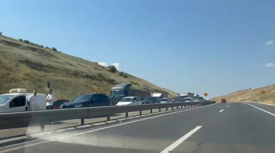Kolonë e gjatë në autostradën  Ibrahim Rugova   shkak aksidenti