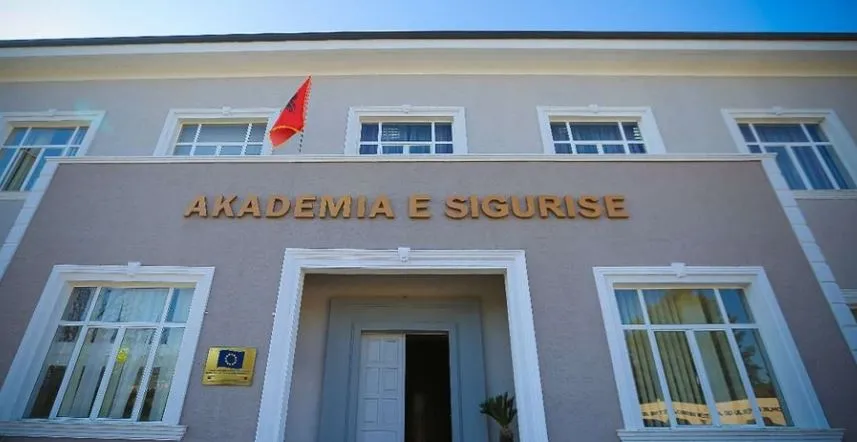 Helmohen studentë të Akademisë së Sigurisë në Shqipëri  Policia interviston kuzhinierët Gjashtëdhjetekatër studentë të Akademisë së Sigurisë në Shqipëri janë helmuar  E  Lidhur me këtë Policia shqiptare po interviston administratorët kuzhinierët   