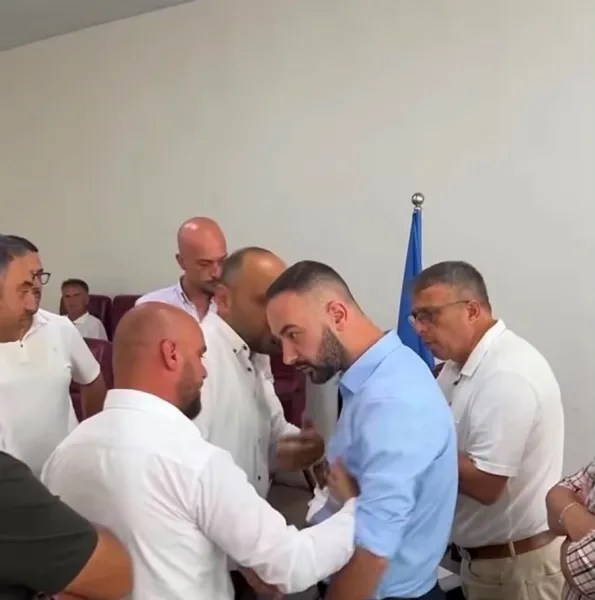 Incident në KK të Gjilanit  shtyrje mes një drejtori të VV së dhe asamblisti të PDK së  ndërpritet seanca