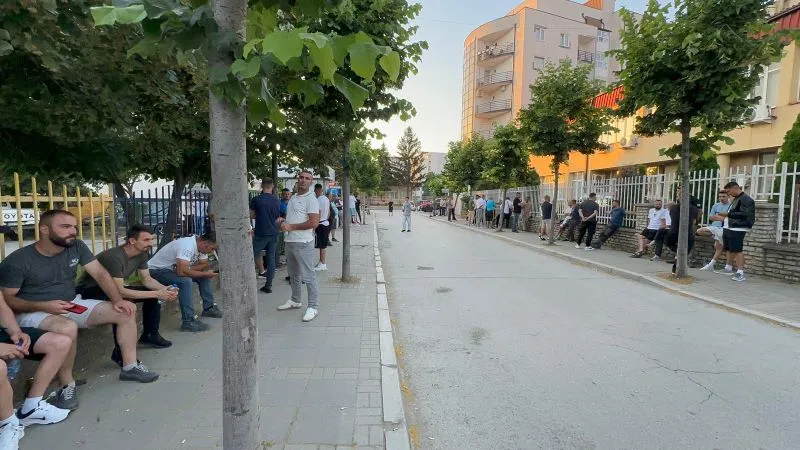 Gjykata në Lipjan i cakton ish luftëtarit Bekim Meta arrest shtëpiak Gjykata në Lipjan refuzoi kërkesën e Prokurorisë për caktimin e masës së paraburgimit ndaj ish veteranit të UÇK së  Bekim Meta  duke vendosur ndaj tij masën e arrestit   