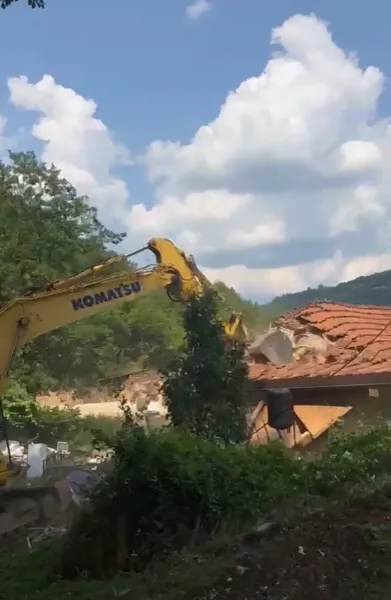 Aksion i Inspektoratit në zonën e Ujmanit  Pacolli  Mbrojtja e ujërave prioritet Inspektorati i Ministrisë ka zhvilluar sot një aksion në zonën e Ujmanit  me qëllim rikthimin në administrim të ndërmarrjes  Ibër Lepenc  të pronave që  sipas tyre    