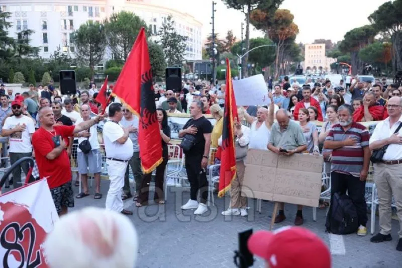 Dita e 27 të e protestës për Zvërnecin në Tiranë Dita e 27 të e protestës për Zvërnecin në Tiranërotestuesit u mblodhën sërish pasditen e kësaj të premteje në sheshin  Skënderbej   prej nga nisën marshimin drejt bulevardit  Dëshmorët e Kombit     