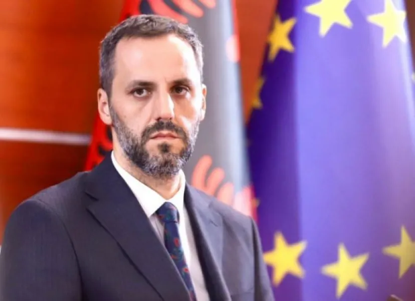 Deklarata e Igballe Hudutit  ministri Lamallari  S merremi me protestuesit  por me nxitjen e urrejtjes dhe ekstremizmin Ministri i Punëve të Brendshme i Shqipërisë   Besfort Lamallari  reagoi sot lidhur me deklaratat e Igballe Hudutit  e shpallur   