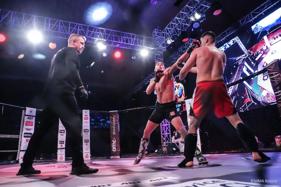 Sporti i MMA së në Kosovë  Plot suksese  pak mbështetje Sporti i arteve marciale të përziera  MMA  po përjeton një rritje të vazhdueshme në Kosovë  Edhe pse federata është ende relativisht e re dhe përballet me mungesë të mbështetjes   
