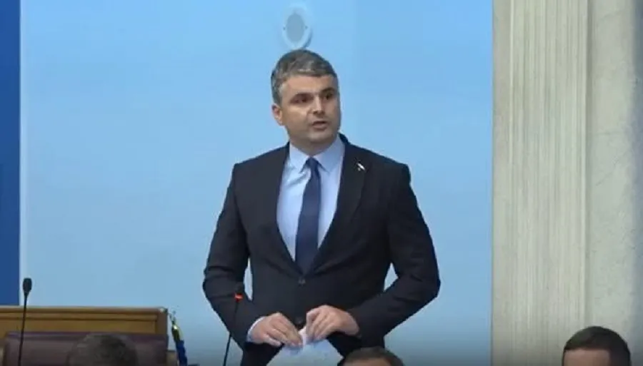 Deputeti shqiptar në Mal të Zi  Mandiq po e parqet padrejtësisht një vendim institucional si  provokim të Kurtit  Deputeti i Aleancës Shqiptare në Kuvendin e Malit të Zi  Ilir Capuni  ka reaguar lidhur me debatet e fundit për ndalimin e hyrjes në   