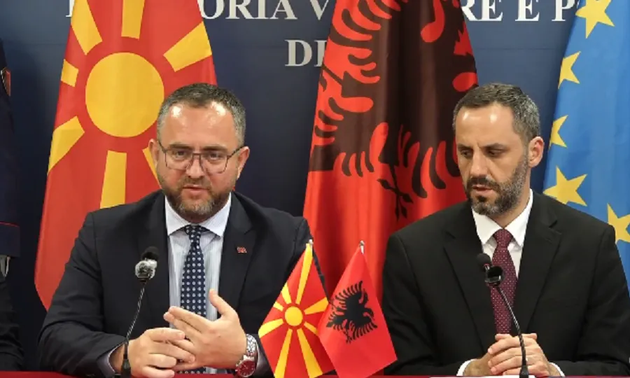 Arrihet marrëveshja  one stop  mes Shqipërisë dhe Maqedonisë së Veriut Është arritur marrëveshja ndërkufitare mes Shqipërisë dhe Maqedonisë së Veriut për të lehtësuar kalimin ndërkufitar mes qytetarëve të dy shteteve One Stop është marrëveshja më   