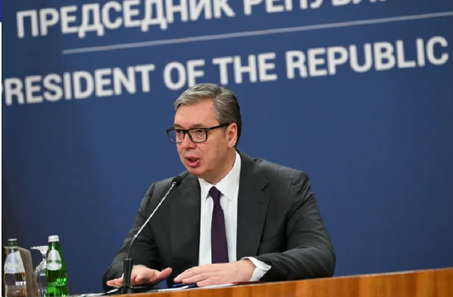 Vuçiq kërcënon një ditë para Vidovdanit me ushtri  thotë se nuk heqin dorë nga Kina e Rusia Presidenti i Serbisë  Aleksandër Vuçiq ka paralajmëruar se ushtria serbe është arsyeja pse askush nuk guxon ta sulmojë vendin që e udhëheq  derisa ka   