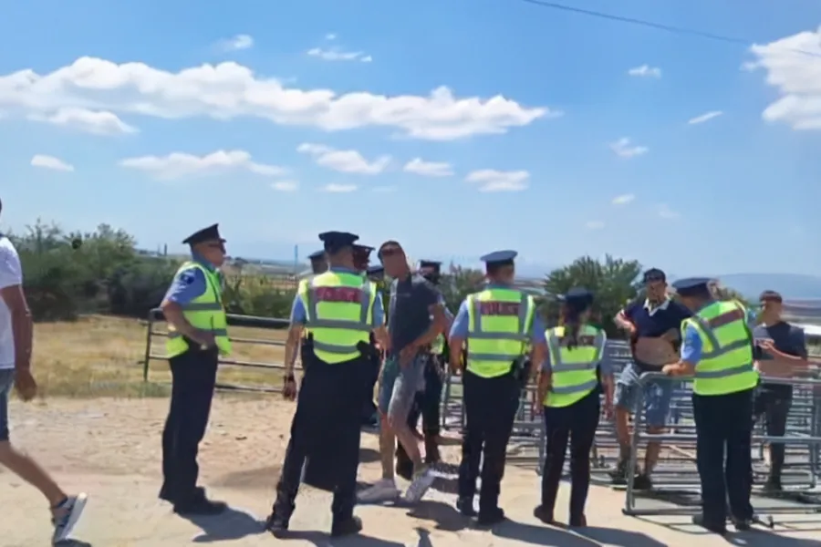 Serbët kontrollohen nga policia në hyrje të Gazimestanit