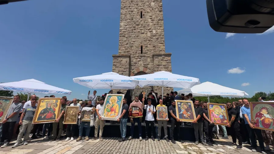 Përfundon festa e serbëve në Gazimestan Me këngë e lutje fetare ka përfunduar festa e serbëve në Gazemistan  Qindra serbë nga Kosova u mblodhën në shënimin e festës së ashtuquajtur  Vidovdan  Si shkak I mbledhjes së serbëve në Gazimestan  i cili   