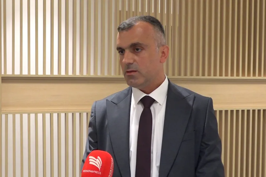 Avokati i popullit në Maqedoni lobon pro studentëve  kërkon test shqip në provimin e Jurisprudencës Studentët shqiptarë në Maqedoni të Veriut mund të dalin sërish në protestë  nëse nuk miratohet kërkesa e tyre që provimi i jurisprudencës në këtë   