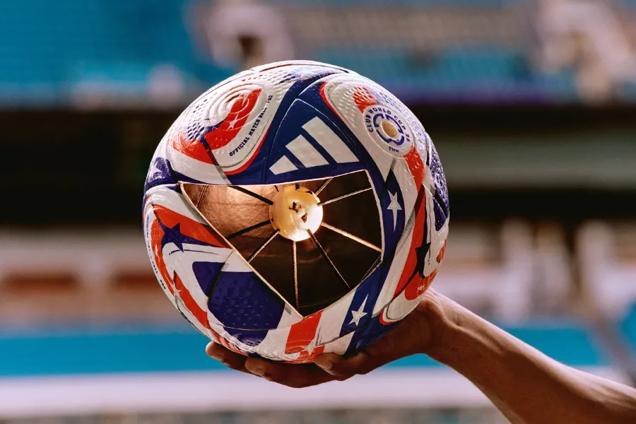 Topi i Botërorit ndez polemika  Schmeichel  Është ndërtuar për të shënuar gola Topi zyrtar i Botërorit 2026  Adidas Trionda  është kthyer në një nga temat më të diskutuara të turneut  pasi disa portierë dhe ekspertë besojnë se karakteristikat e   