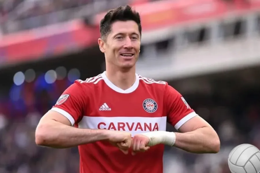 Lewandowski arrin marrëveshjen me ekipin e MLS Raportohet se Robert Lewandowski ka arritur marrëveshje verbale për t iu bashkuar klubit amerikan Chicago Fire si lojtar i lirë Sipas raportimeve  sulmuesi polak pritet të nënshkruajë kontratën në   