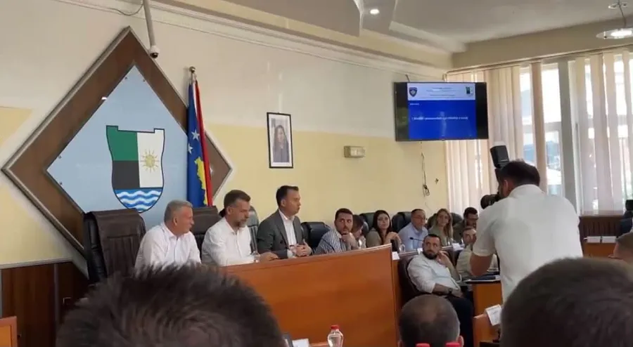 Mitrovicë  përplasje në kuvend  Begu e quan Brahimin  injorant  Në seancën e Kuvendit Komunal të Mitrovicë  asamblisti i PDK së Valon Brahimi  ka ngritur shqetësim në lidhje me mungesën e raportimit nga Drejtoria e Arsimit në Mitrovicë për   
