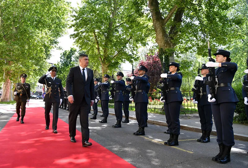 Milanoviq  Kroacia s merrë pjesë në paradën e Francës  shkas lidhja me Serbinë Presidenti i Kroacisë  Zoran Milanoviq  ka bërë me dije se nuk do lejojë që ushtria e vendit të tij të marrë pjesë në paradën ushtarake që mbahet në Paris  për nderë   