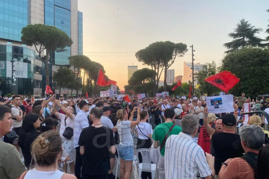 Protesta e 30 të radhazi për Zvërnecin në Tiranë Protesta kundër investimit turistik të planifikuar në Zvërnec vijoi edhe sot në Tiranë  ku qytetarët u mblodhën për të 30 ën ditë radhazi  duke përsëritur kërkesat e tyre dhe duke marshuar në   
