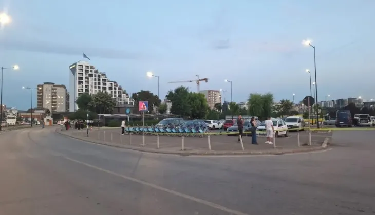 Dyshohet për mjet shpërthyes në stacionin e autobusëve  evakuohen qytetarët Në stacionin e autobusëve në Prishtinë  është raportuar për herë të dytë  për mjet shpërthyes Lajmin e konfirmoi për KosovaPress zëdhënësi për rajonin e Prishtinës  Enis   
