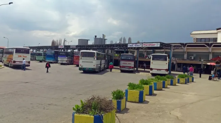 Alarmi për bombë në Stacionin e Autobusëve  i rremë Ka rezultuar i rremë alarmi për mjet shpërthyes në Stacionin e Autobusëve në Prishtinë Lajmin për KosovaPress e ka konfirmuar zëdhënësi i policisë për rajonin e Prishtinës  Enis Pllana  i cili   
