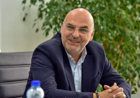 Elvir Azizi riemërohet Drejtor i Përgjithshëm i SHSKUK së Elvir Azizi është riemëruar edhe për një mandat si Drejtor i Përgjithshëm i Shërbimit Spitalor dhe Klinik Universitar të Kosovës Vendimin për këtë e mori Bordi Drejtues i SHSKUK së  në   