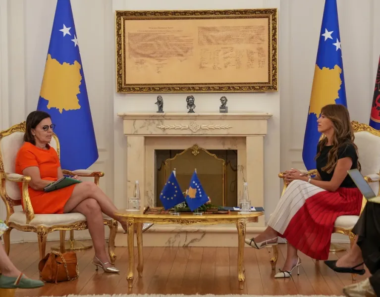 Haxhiu kërkon nga BE ja avancimin e Kosovës drejt statusit të vendit kandidat U D  Presidentja e Kosovës  Albulena Haxhiu  ka pritur në takim Drejtoreshën për Ballkanin Perëndimor në Komisionin Evropian  Valentina Superti  e cila po zhvillon   