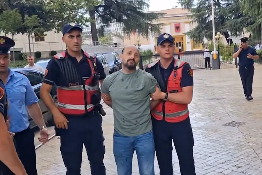Protesta në Shqipëri  arrestohet Dritan Goxhaj Dritan Goxhaj dhe dy protestues të tjerë janë shoqëruar në polici pas përplasjes me policinë në ambientet e jashtme të Kuvendit të Shqipërisë  raporton Top Channel  transmeton KosovaPress Një grup   