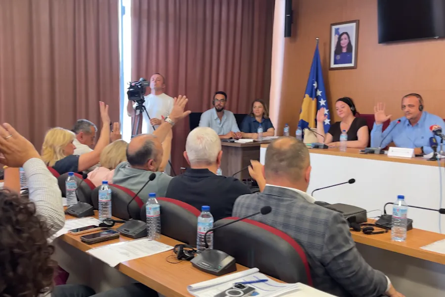 Kuvendi i veriut bëhen pishman për  I Love Mitrovica   voton për të mos e larguar Kuvendi Komunal i Mitrovicës së Veriut ka shfuqizuar  me 14 vota për dhe asnjë kundër  vendimin që e kishte marrë vetë në seancën e kaluar  për largimin e   