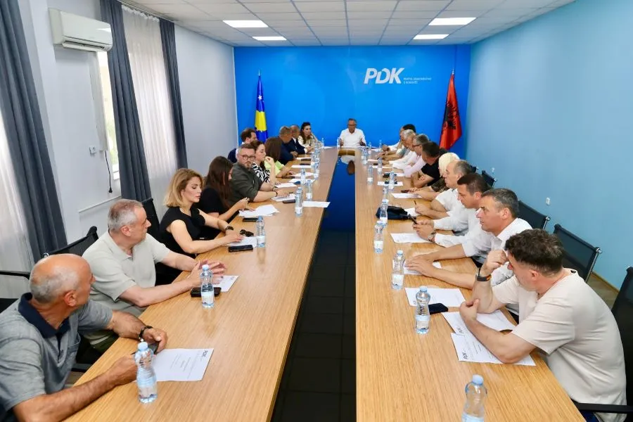 Kryesia e PDK së diskuton për zgjedhjet e brendshme dhe zhvillimet politike Kryesia e Partisë Demokratike të Kosovës mbajti sot mbledhjen e radhës  në të cilën diskutoi për zhvillimet politike në vend  prioritetet organizative dhe procesin e   