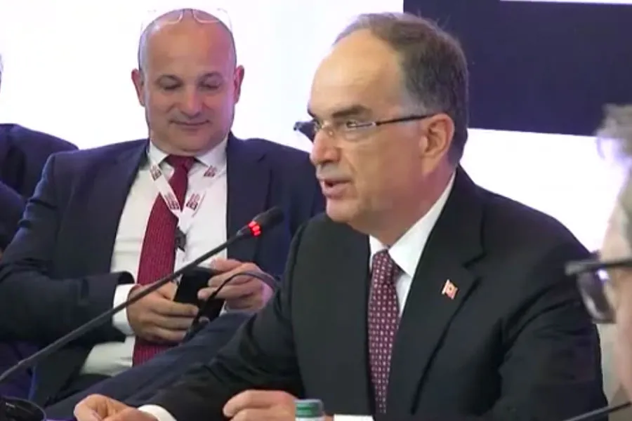 Nis sot Presidenca irlandeze e BE  Begaj  Të inkurajuar që zgjerimi mbetet ndër prioritetet kryesore Presidenti Bajram Begaj  uroi sot Irlandën e cila merr për gjashtë muaj Presidencën e radhës të Këshillit të Bashkimit Evropian  Shqipëria i uron   