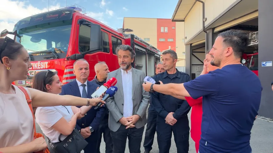 Zjarrfikësit e Prishtinës bëhen me maunë të re Kamioni i ri sulmues për nevojat e Brigadës Profesionale të Zjarrfikësve të kryeqyetit  investim prej 330 mijë euro është prezantuar të mërkurën  në një aktivitet në Kodër të Trimave Kryetari i   