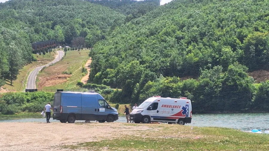 Instituti i Mjekësisë Ligjore arrin në vendngjarje pas gjetjes së trupit të 25 vjeçarit në Liqenin e Batllavës Pas gjetjes së trupit të pajetë të 25 vjeçarit i cili ishte zhdukur në Liqenin e Batllavës  tashmë në vendin e ngjarjes ka arritur edhe   