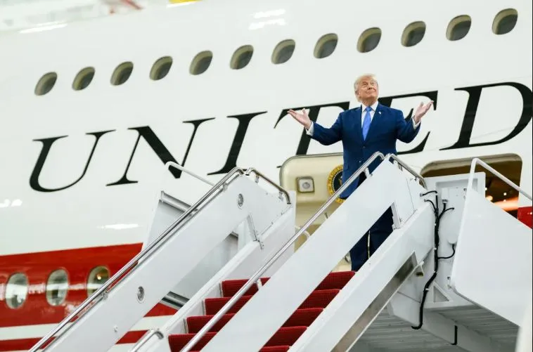 Trump udhëton për herë të parë me avionin e ri Air Force One që iu bë dhuratë nga Katari Presidenti i Shteteve të Bashkuara  Donald Trump realizoi  të mërkurën  fluturimin e tij të parë me avionin e ri presidencial Air Force One Kjo është një   