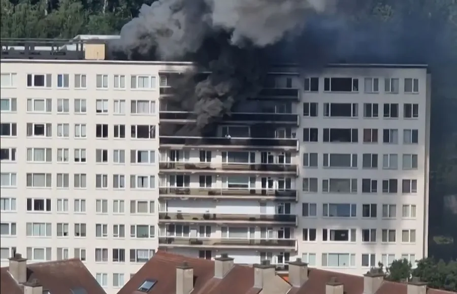 Zjarri kaplon ndërtesën në Antwerp të Belgjikës  vdesin 6 veta Të paktën gjashtë persona humbën jetën dhe shumë të tjerë u lënduan të mërkurën nga një zjarr që përfshiu një bllok banesash në periferi të qytetit belg të Antwerpit  njoftoi policia    
