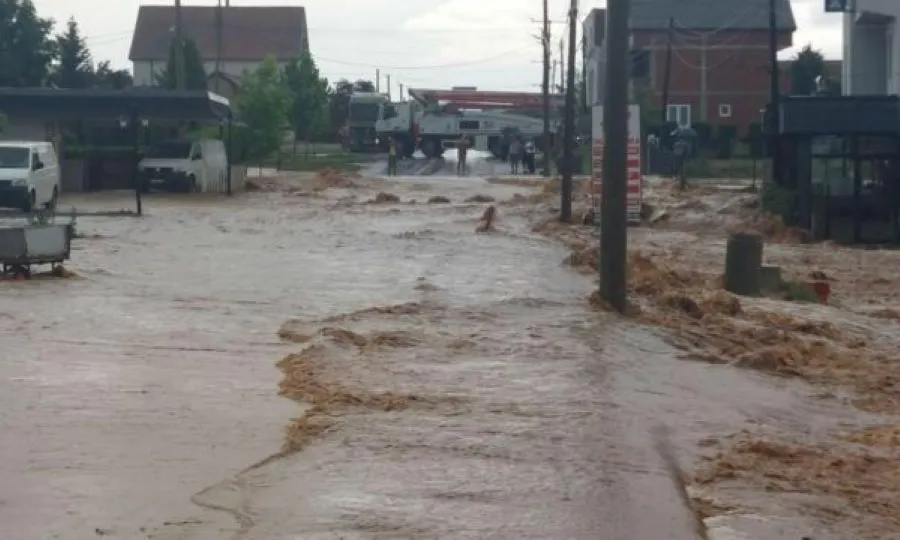 Reshje të mëdha të shiut  bllokohet rruga në magjistralen Ferizaj Gjilan Për shkak të reshjeve të mëdha të shiut në fshatrat Dardani  Ramjan dhe Zllatar  rruga magjistrale Ferizaj   Gjilan  në fshatin Dardani të Ferizajt  nga sasia e madhe e   