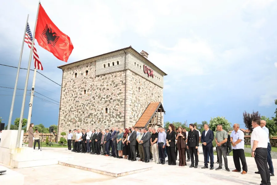 Haradinaj pret delegacion amerikan në Gllogjan  dedikon medalje për Daniel Serwer dhe Mario Marquez Ish kryeministri Ramush Haradinaj bëri të ditur se në Gllogjan ka pritur një delegacion nga Shtetet e Bashkuara të Amerikës  në kuadër të   