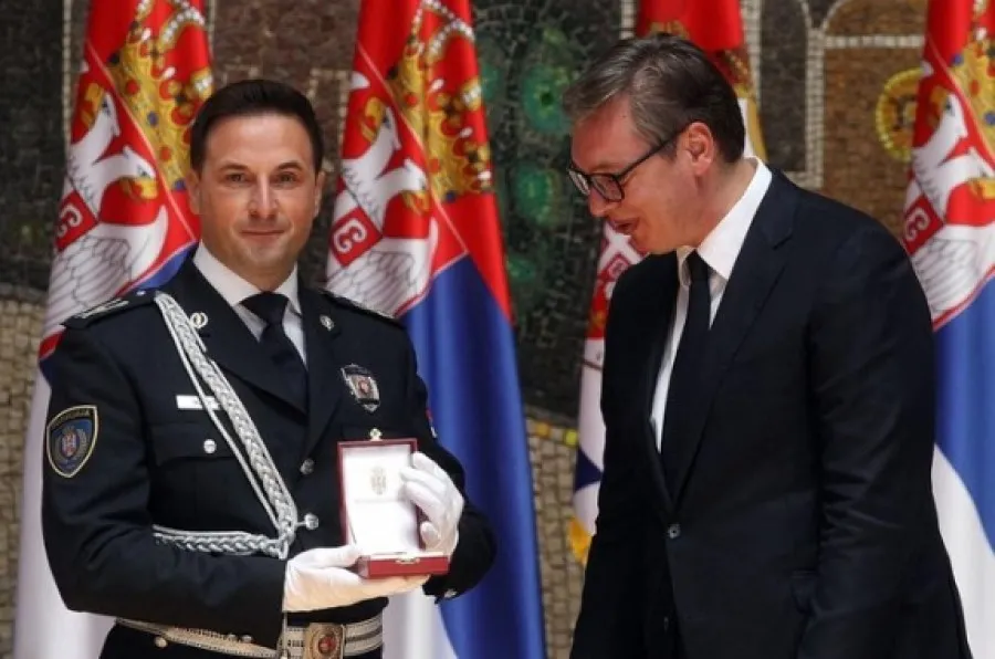 Përplasja e fraksioneve brenda SNS së nxjerr në pah lidhjet me botën e krimit në Serbi Brenda Partisë Përparimtare Serbe  SNS  ekzistojnë fraksione të ndryshme që bashkëpunojnë me grupe të ndryshme kriminale  të cilat tani janë në luftë mes vete    
