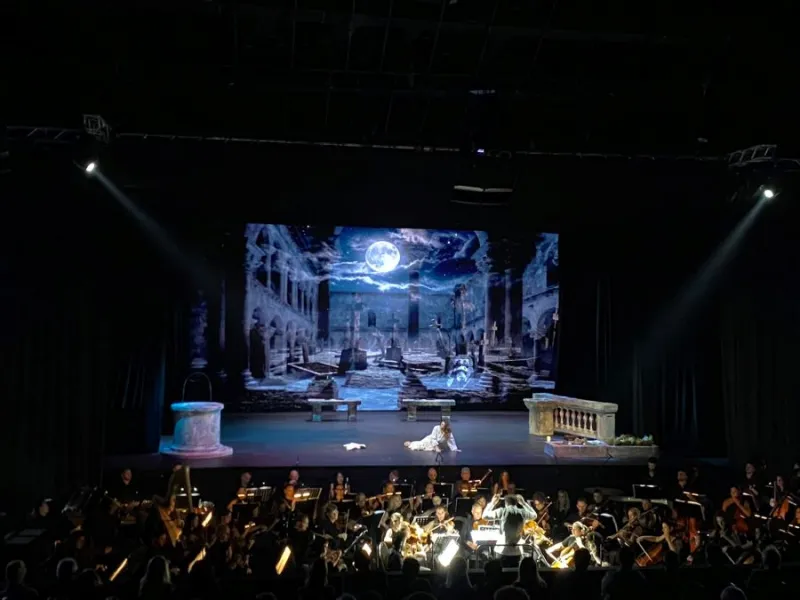 Opera e Kosovës sjell në Prishtinë Diptikun e Puccinit Filloi shfaqja e  Diptikut  të Giacomo Puccinit  organizuar nga Opera e Kosovës në AMC Hall në Prishtinë  duke sjellë në skenë një nga krijimet më të veçanta të repertorit operistik   