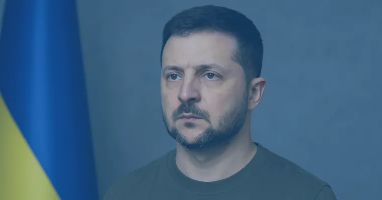 Sulmet ruse në Kiev  Zelensky e ndërpret vizitën në Irlandë Presidenti ukrainas Volodymyr Zelensky e ka ndërprerë vizitën e tij në Irlandë  pasi forcat ruse sulmuan kryeqytetin ukrainas Kiev të enjten  shkruajnë mediat ndërkombëtare Nga ky sulm   