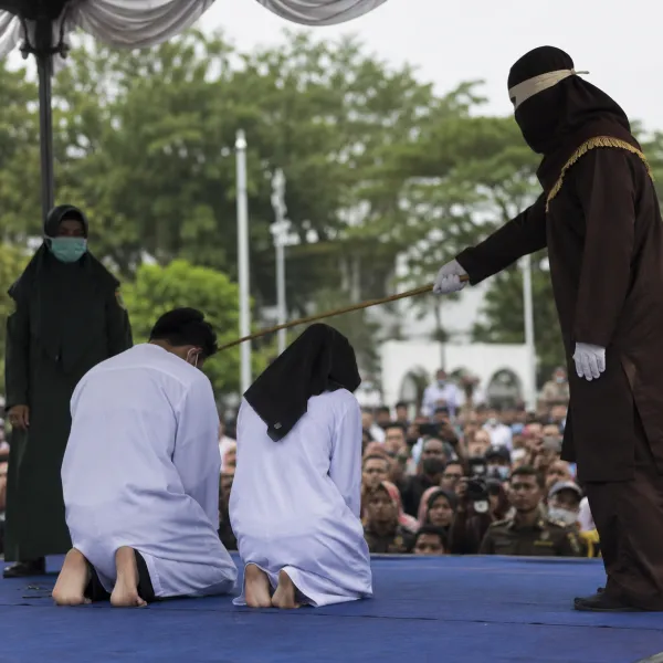 U puthën live në Tik Tok  ndëshkohen sipas sheriatit me nga 21 goditje me kamxhik  publikisht Një indonezian 22 vjeç dhe një grua tre vjet më e vjetër se ai  ia panë sherrin një akti të puthjes që bënë mes vete  më 27 shkurt Ani se një gjë të   